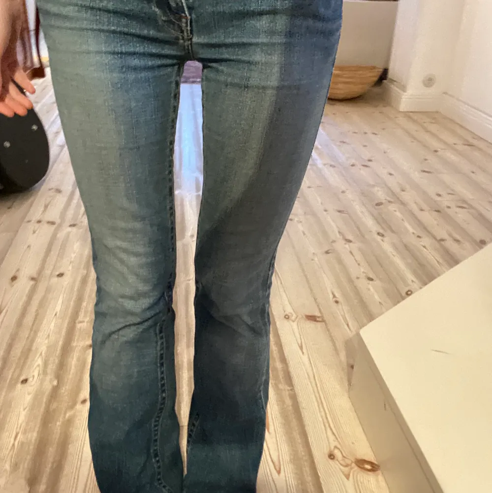 Snygga lågmidjade jeans! Passar perfekt på mig som är 170cm! Kan mötas upp på Södermalm!. Jeans & Byxor.