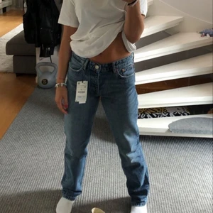 Zara jenas i 38 - Säljer ett par blåa zara jenas i 38!