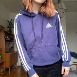 Adidas hoodie - Mörkblå vintage adidas hoodie. Storleksmärkt 164. Passar på mig som är XS/S. Köparen står för frakten på 66 kr. PM:a gärna vid frågor💘