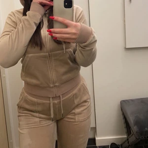 Juicy couture set - Juicy couture set i färgen warm taupe. Storlek S på båda delarna! Säljer pågrund av att jag söker en annan färg. Använt dem max 4 gånger, köpta i december. Väldigt nya och i nyskick! Köpta från Nelly! Hör av er för flera bilder. Pris kan diskuteras. 