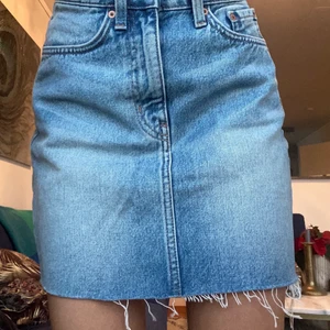 Blå jeanskjol  - Säljer den fräschaste sommarkjolen ☀️ kommer från Weekday och är aldrig använd, lappen sitter kvar! Strl 34 