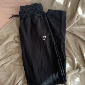 Gymshark straight joggers - (Andra bilden lånad) säljer mina superfina träningsbyxor som tyvärr bara legat i garderoben, storlek S. Sparsamt använda. Säljs för 350kr inklusive frakt! 