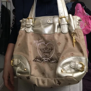 Y2k wannabe juicy väska - En söt väska från friis&company som påminner om juicy coutures daydreamer bags. Köpt på sellpy använd en gång. tecken på användning.