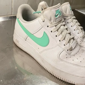 Nike air force 1 - Ett par Nike air force 1. Med mint grön Swoch. Använda lite i somras sedan inget alls.  Så skulle inte säga att de är någots slitage 
