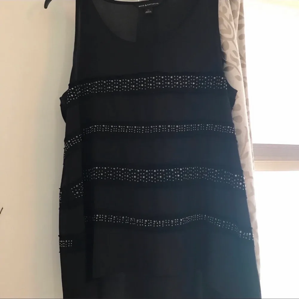 In great condition, never worn, fits comfortably no flaws. Sleeveless black top. . Toppar.