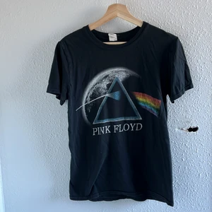 Pink floyd T-shirt  - En använd pink floyd T-shirt i bra skick, frakt ingår i priset 