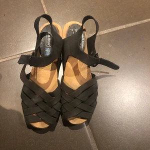 Säljer mina fina Mohedaskor. Så fina ti - Säljer mina fina Mohedaskor. Så sköna och fina till sommaren! Bra skick! Köpte för ca 500. Säljer för 200💕