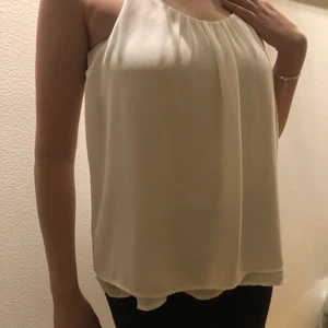 Vit top stl 38 - Vit top stl 38 👚 passande till både byxor/shorts👖🩳 och kjol👗