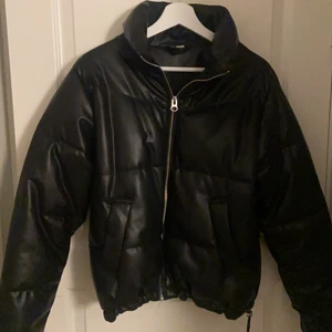 Puffer skinnjacka - Säljer min fina pufferskinnjacka i xs. Den är oversized så den passar mellan xs-m. Super nice vårjacka och sitter skit snyggt. Den har inga spår av användning och är som ny. 💕🌸