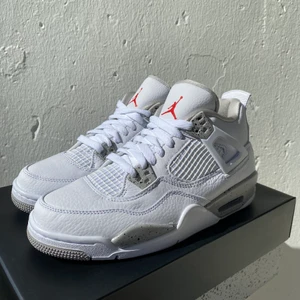 Air Jordan 4 White Oreo - Strl 38, från kickz.com. I väldigt fint skick. Använda 1 gång. 