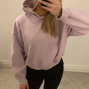 Lila hoodie  - Lila hoodie från Lager 157, storlek M. Använd ca 4ggr och säljer pga att den ej kommer till användning 