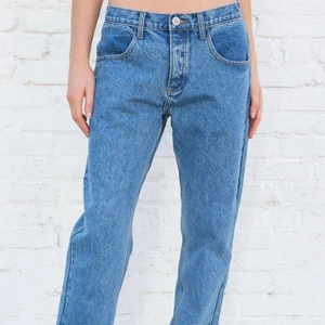 Brandy Melville jeans - Supersnygga jeans från Brandy Melville! Skulle säga att de passar S-M beroende på hur lågmidjade man vill att de ska vara! Skriv privat för fler bilder.