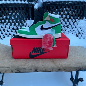 Nike Jordan 1 High Lucky Green 39 - Hej, säljer ett par Jordan 1 High i färgen Lucky Green storlek EU 39 / US 6,5   Köpta 2020 men helt nya och oanvända i sin låda med extra laces, läder patch samt kvitto. Perfekt nu inför våren med ett par nya och fräscha sneakers på uteserveringen!  Möts upp eller skickas dubbelboxad mot fraktkostnad. Har inte bråttom med att sälja men prutmån finns vid smidig affär.  Väl mött!