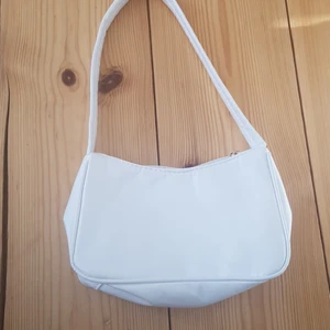 Vit väska  - Vit väska som inte är använd så bra skick❤ tar endast swish.