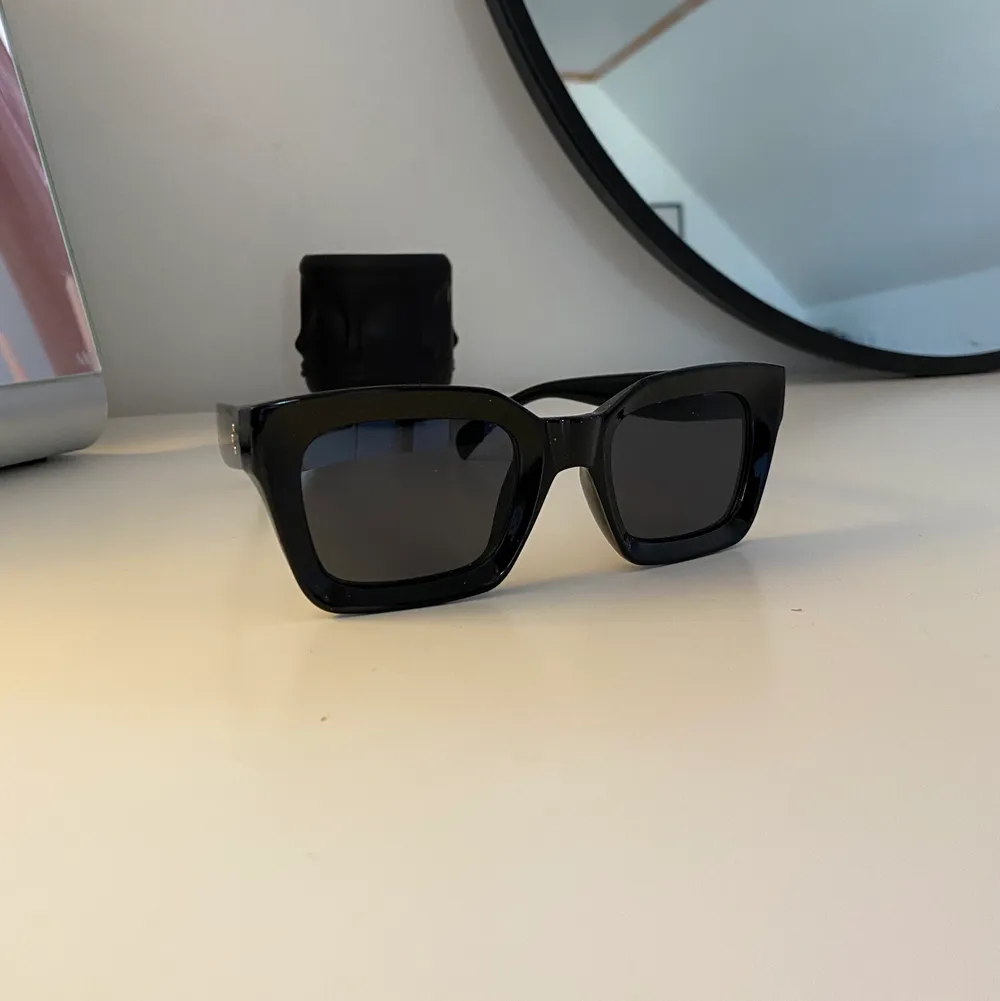 Säljer dessa helt oanvända solglasögonen från Glitter. Kontakta gärna mig för fler bilder eller vid frågor💗. Accessoarer.