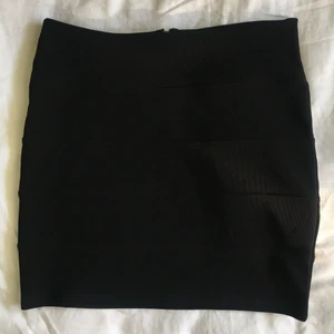 Kjol - Topshop 😎 - Svart och tajt kjol från Topshop 😎 Mjuka och har gulddragkedja baktill 😎 Som ny 😎