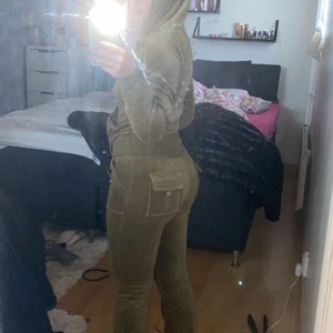 Juice couture set - Säljer min juicy couture set🦋använd Max 3 gånger jättebra skick inget tecken på användning🥰den e köpt på plick för 800kr men prislapparna var kvar som man kan se på bild 3☺️passar storlek xs-m