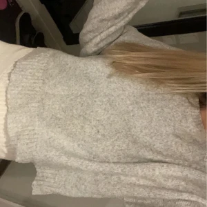 Gråstickad - Fin Grå stickad tröja, från asos petite storlek L men för mig som har S/M i tröjor så sitter den bra 