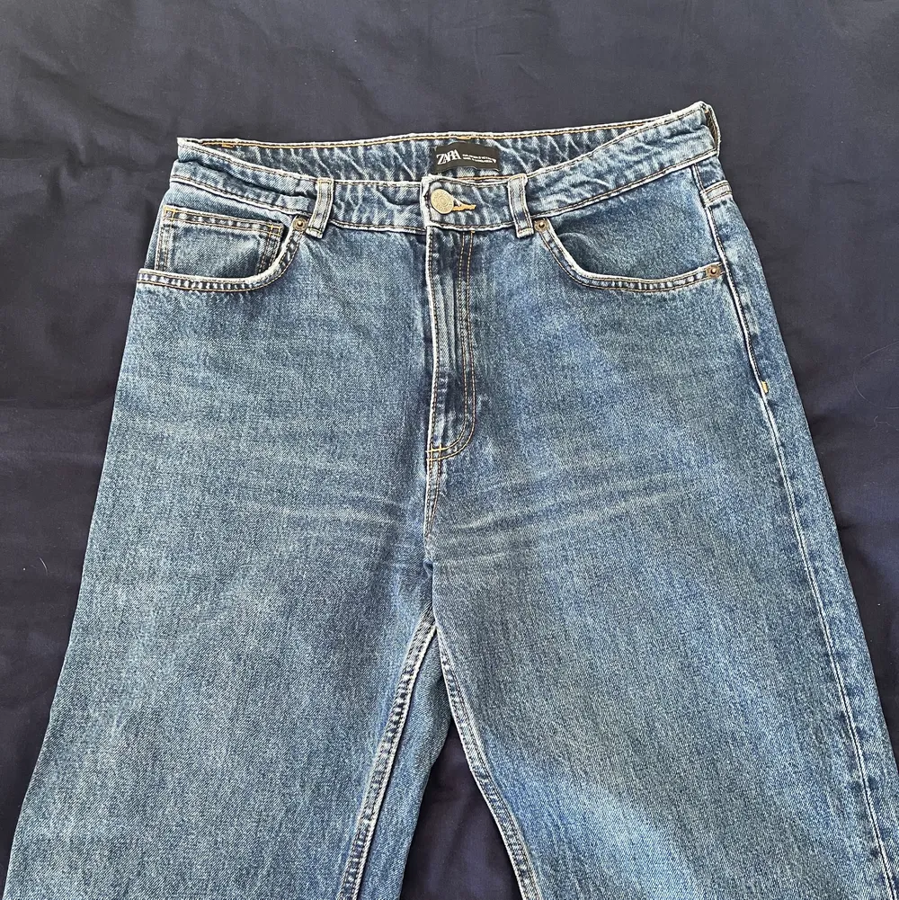 Populära zara jeans i storlek 40. Säljer då de inte passar mig längre. Jeans & Byxor.