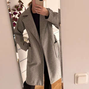 Grå kappa - Säljer denna gråa kappa i st36 jätte fint skick och använd Max 2-3 gånger💗💗