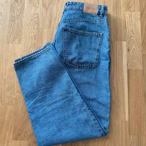 Blå jeans från weekday, modell Meg high mom jeans. Använda fåtal gånger, säljer då de är för stora för mig. Köpare står för ev frakt. 