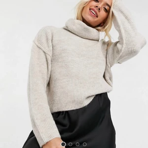 Stickad polotröja - En beige stickad tröja ifrån asos. Storleken säger 30, men skulle säga att den passar XS/S. Använd fåtal gånger så i väldigt fint skick! Frakt tillkommer men pris kan diskuteras 😌