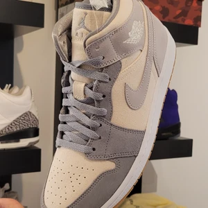 Jordan 1 Mid Coconut Milk - Superfina Mids till sommaren! Storlek 42.5, cond: DS. Kvitto o referenser finns!