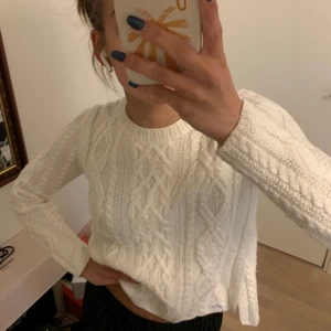 Vit stickad tröja från Ralph Lauren - Supersöt stickad tröja från Ralph Lauren. Har för många stickade tröjor så måste tyvärr sälja. Barnstorlek och därmed är passformen lite croppad. 