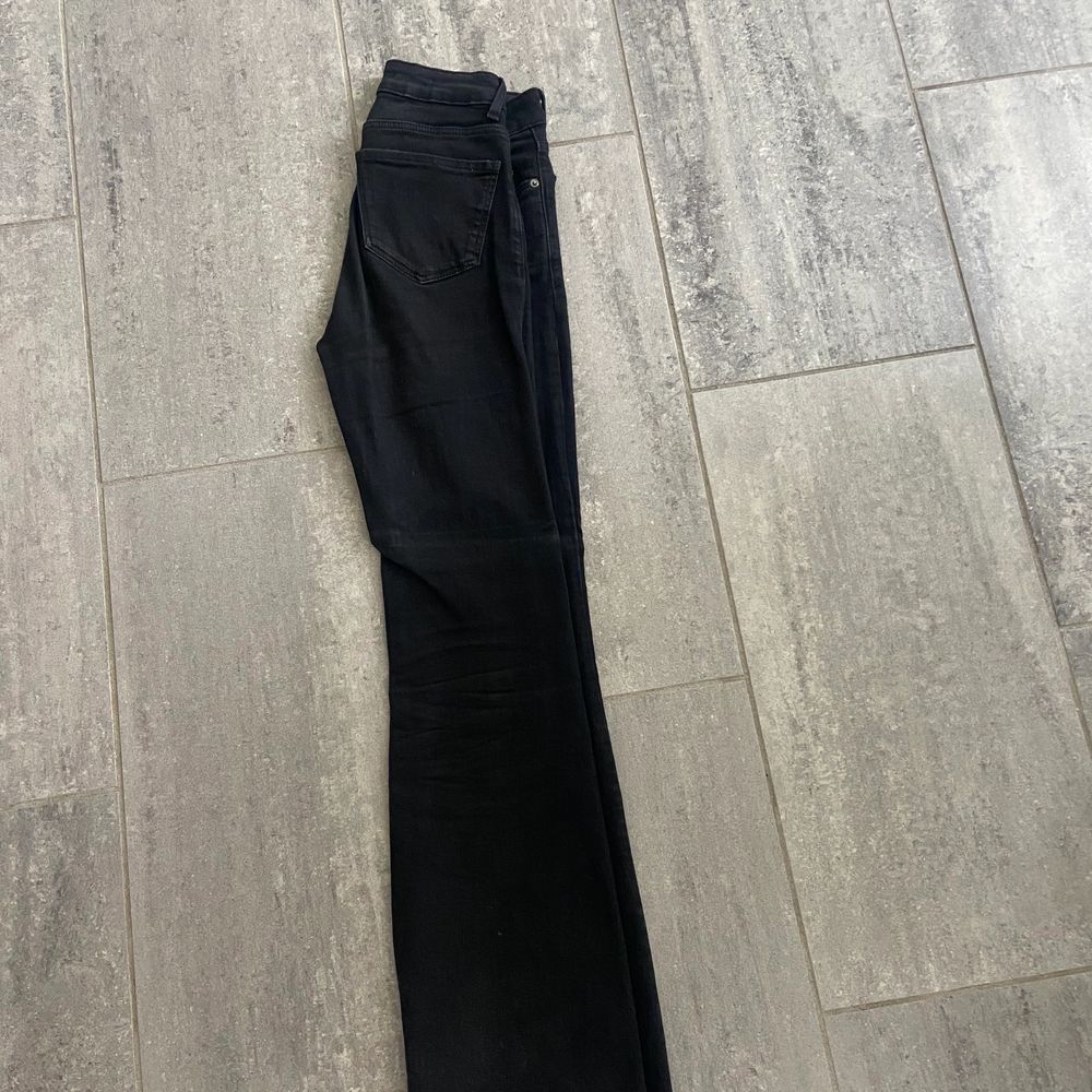 Svarta bootcut jeans från mango med en lite mindre bootcut effekt. Säljer på grund av att de inte kommer till användning längre på samma sätt som de har gjort förut. Relativt använda men de har fortfarande samma färg och passform som vid köp. Långa i benen (jag är 173). Köparen står för frakt och pris kan diskuteras. Ordinarie pris 500💗. Jeans & Byxor.