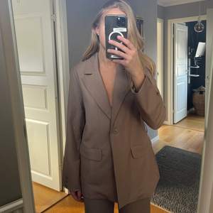 Blazer från Hanna Schönbergs kollektion som släpptes 2020. Med kommer band att ha runt midjan, se andra bilden! 💕Aldrig använd mer än vid bilder, mycket bra skick. Säljer då den aldrig kommit till användning. Kan skicka fler bilder vid intresse🤩