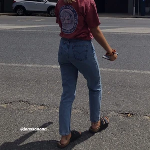 LEVIS JEANS - Levi’s jeans inköpta från en vintage butik i Australien!🌞  Kommer tyvärr inte längre till användning. Storleksmässigt : Jag är 164cm & skulle säga att de är perfekta längdmässigt. I övrigt skulle jag säga att det passar en S/M i waist. Köpta för 1050, säljs för 500kr