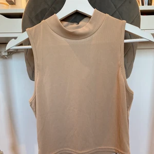 Beige topp - En fin beige topp med en polo krage. Skitsnygg till exempel med ett par kostymbyxor❤️‍🔥