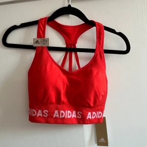 Adidas sport bh, strl S - Helt ny, aldrig använt tidigare. Ord pris 379 kr