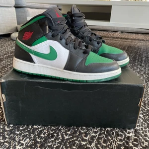 Jordan 1 green toe mid  - Säljer mina älskade jordans i färgen green toe. Storlek 40 men passar som bäst på 39 då dem är små i storleken, 25 cm innermått. Dem är i fint skick och sparsamt använda. Box finns med men tyvärr något skadad. Självklart äkta!! Kan mötas upp i Stockholm eller frakta mot fraktkostnad. Tänker mig 1000 kr eller bud, inga skambud tack. Hör av er om ni har frågor eller vill se fler bilder!☺️