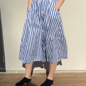 Randig kjol från monki  - Blå och vit randig kjol från monki. Storlek xs. Jättefin till sommaren!❤️🌸