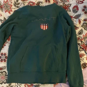 Gant grön hoodie - Den är i väldigt bra skick, storleken är Large.