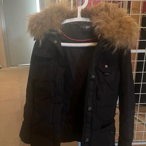 Hollies jacka med pälskrage - Nu säljer jag min holliesjacka då jag inte får användning för den, den är i stl 38 men är mer som en S. Den är i fint skick och har inga defekter eller liknande. Den har en pälskrage (alltså inte pälsluva)
