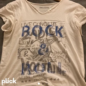 Zadig T-shirt  - Säljer mina fina och coola Zadig t shirt som jag sparsamt använt. Köpte för ca 500 kr och säljer för 300