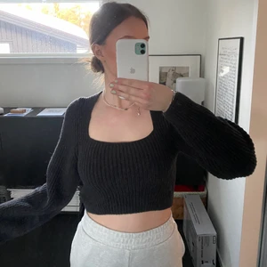 Tröja från zara - Säljer denna slutsålda tröja från zara!                                  Den är helt oanvänd, säljer då den inte kommer till användning 💙