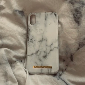 Fint Ideal of Sweden skal! 🌟 - Säljer mitt superfina ideal of Sweden skal då jag bytt mobil! 🤍  Kostar 399kr som nytt, säljer för 70kr.   Passar IPhone XR.   Inga skador, knappt använt.  Kan vara en liten repa på sidan, kan kolla närmre ifall man är intresserad. 🤍  Fler bilder kan självklart fås!