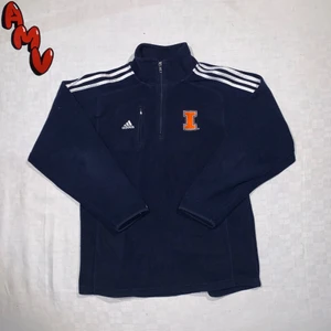 Vintage Adidas Fleece Zipper - Vintage Fleece Zipper.                                                                     Size tag L                                                                                Fits like M                                                                               Skick 10/10                                                                       Modellen är 185cm lång. Mer finns på sidan, skriv vid ytterligare frågor eller funderingar♻️🔌 Priser går alltid att diskuteras!