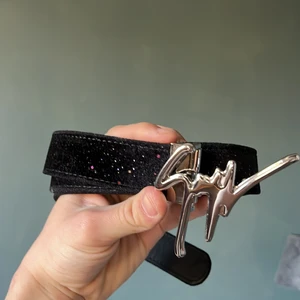 Guiseppe zanotti bälte - Ett äkta zanotti bälte köpt ifrån Farfetch kvitto finns digitalt. Köpt för 2400kr