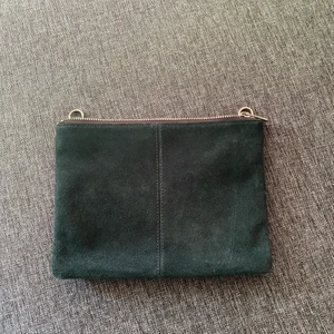 Väska - Fin väska i mocka på ena sidan. Mörkgrön. Väskband ingår ej