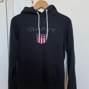Gant hoodie  - Ganthoodie i storlek M men skulle passa S. Den är använd ganska mycket och saknar nån sån där grej på banden. Nypris 1100kr. Mitt pris 150
