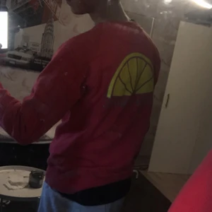 Aqua limone tröja Strl S - Säljer denna tröja då den inte kommer till andvändning och rensar min garderob finns en liten bleknings fläck på armen 