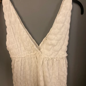 Topp  - Jättefin topp från pull and bear, oanvänd, bara provat! Säljer pågrund av att den är för liten för mig❣️❣️ köparen står för frakt!