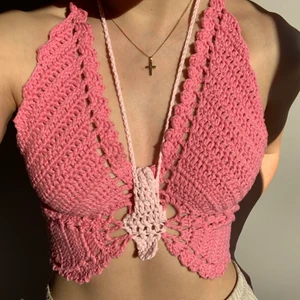 virkad fjärilstopp - Jättesöt egenvirkad topp så fin till i sommar!! man knyter med snöre i ryggen och nacken, därav är den justerbar och passar de flesta storlekarna 💕 vid intresse eller funderingar är det bara att skriva 💘 (+frakt på 66 kr eller kan mötas upp i göteborg!)