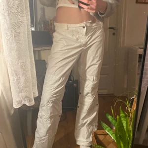 Vita cargo pants - Jättesköna cargo pants!! Passar bra i längd upp till typ 175 cm! 