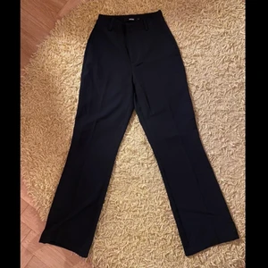 bikbok kostymbyxor  - säljer dom här svarta, eleganta kostymbyxorna från bikbok då dom är små på mig! de är insydda i midjan och och även uppsydda, så här är måtten: midjemått 62 cm och innerbenslängden är 73 cm. jag är 160 o har 78 cm i innerbensmått så skulle nog säga att dessa passar någon åt det kortare hållet! sitter även bra på mig som brukar ha 24 i midjan. kontakta mig vid intresse, pris kan självklart diskuteras!💜