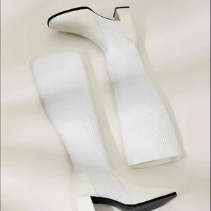 HELT NYA VITA STÖVLAR  - Helt nya stövlar med tyg i matt vit matrial. 